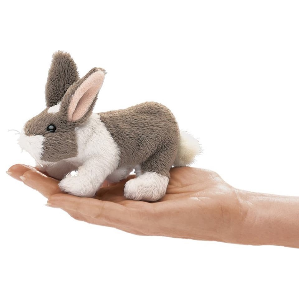 Folkmanis Fingerpuppe mini Kaninchen in Grau-Weiß liegt auf einer geöffneten Handfläche, Seitenansicht