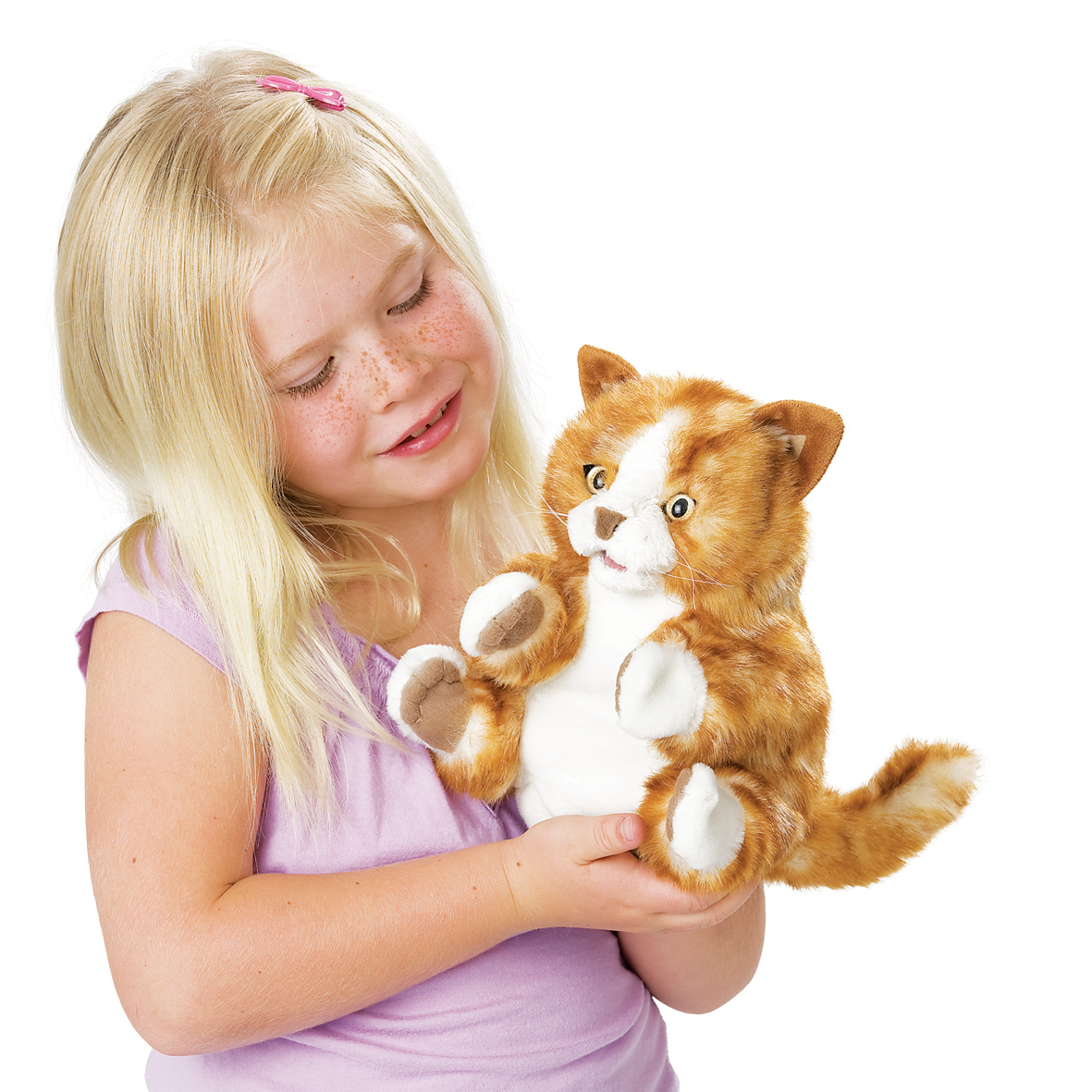 Mädchen hält die orange-braun getigerte Folkmanis Handpuppe Kätzchen mit weißer Brust und langem Schwanz auf dem Arm