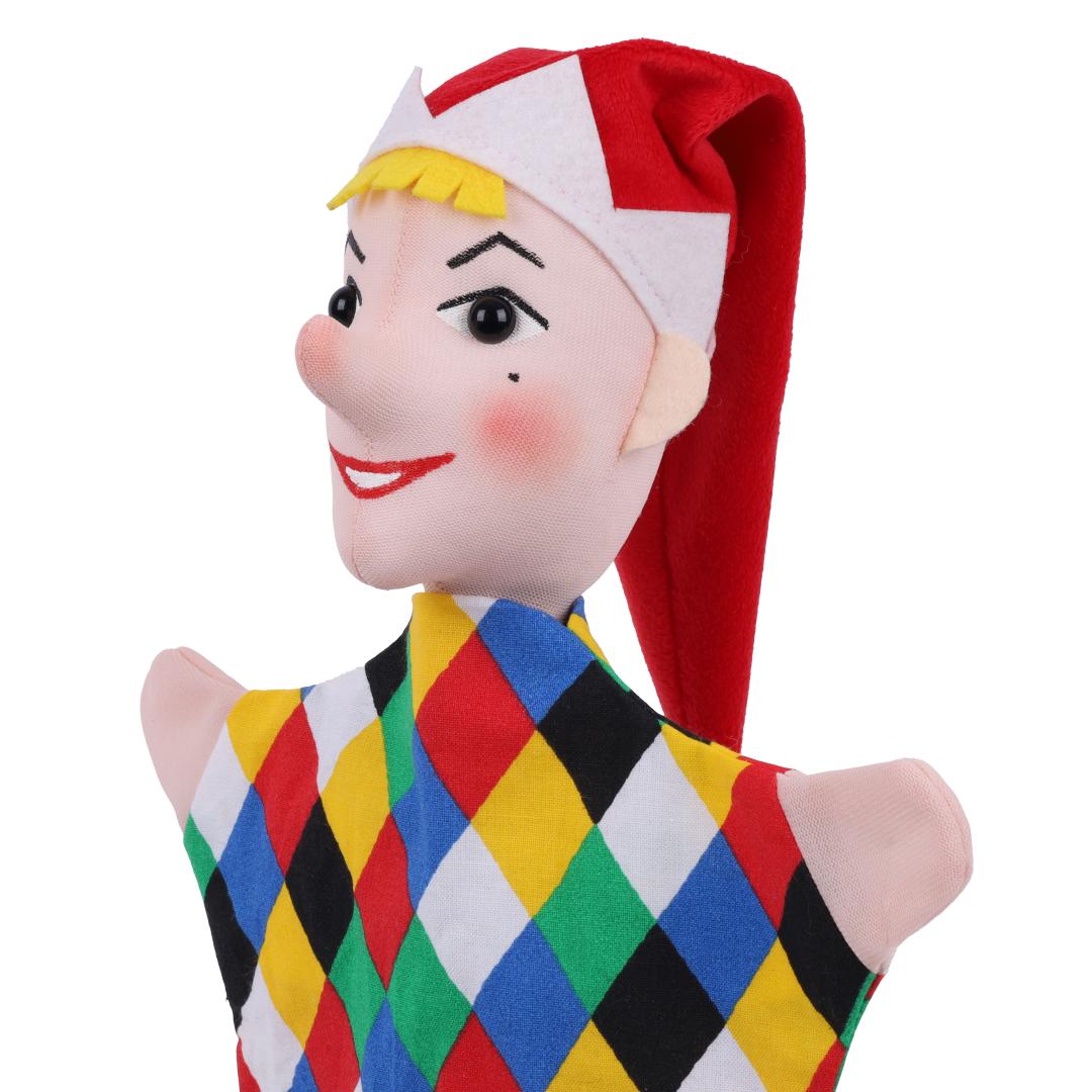 Kasperlepuppe Kasper von munabo, seitliche Nahaufnahme mit großer Nase, roten Wangen und lachendem Mund.