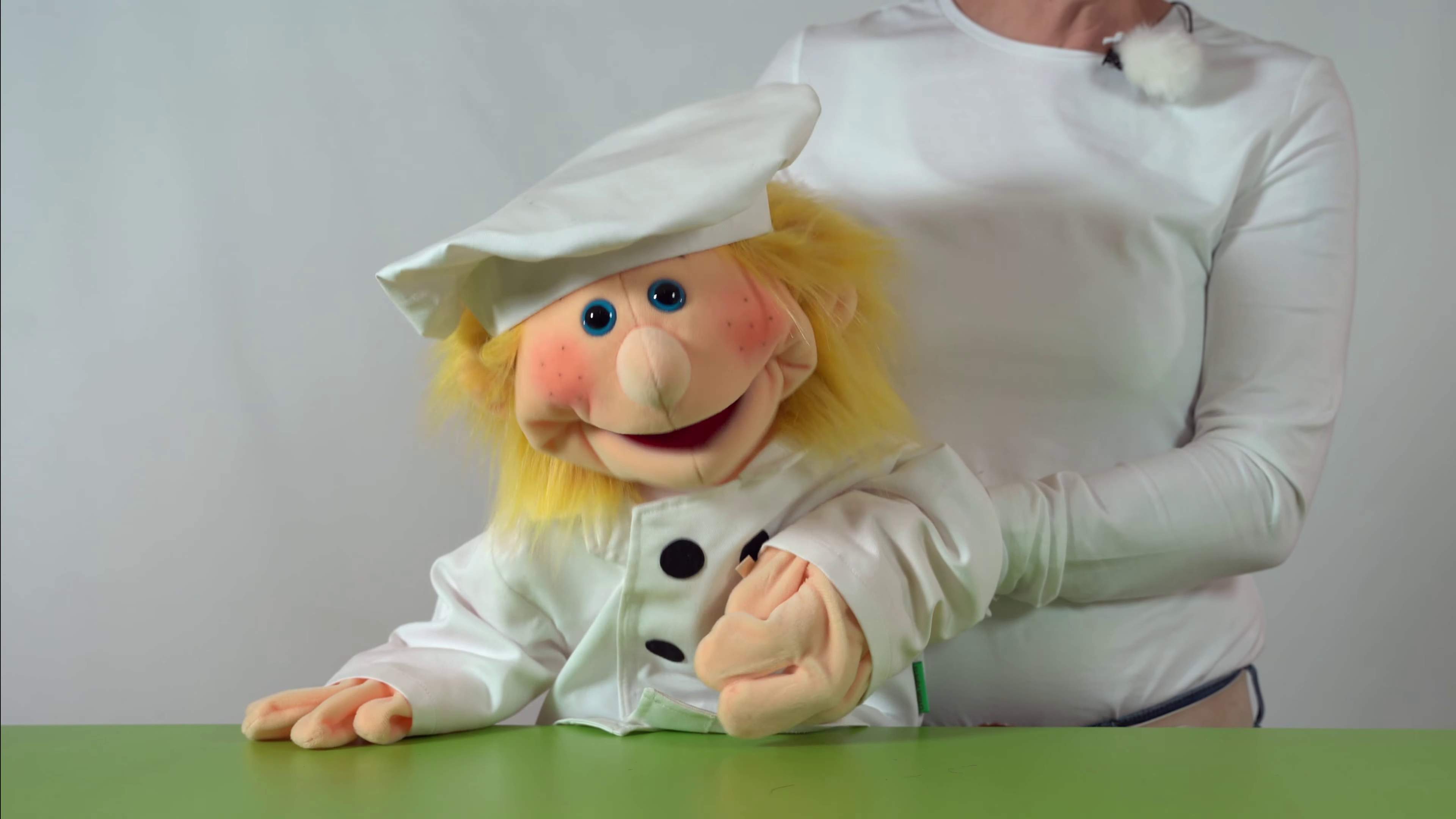 Living Puppets Koch Kleidungsset 2-teilig (für Handpuppen 65 cm) Demo