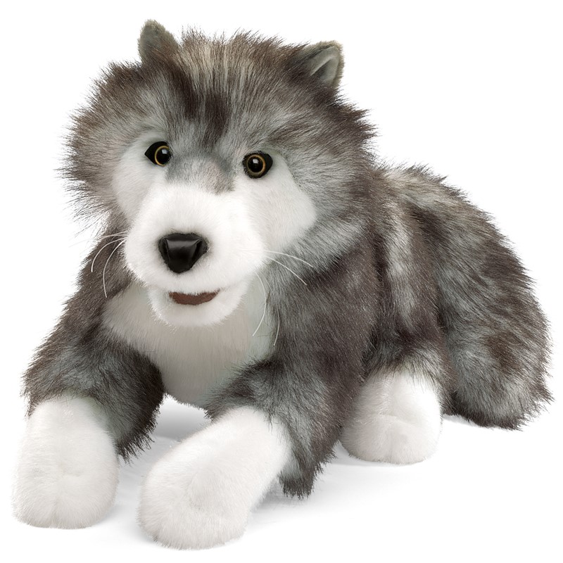 Folkmanis Handpuppe Timberwolf liegend, grau-weißes Plüschfell, bernsteinfarbene Augen, leicht geöffnetes Maul