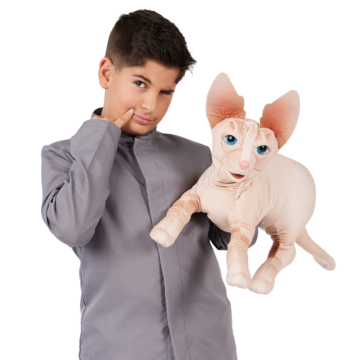 Junge hält Folkmanis Handpuppe Sphynx Katze mit blauen Augen und großen Ohren in beigem Samtstoff seitlich in die Kamera.
