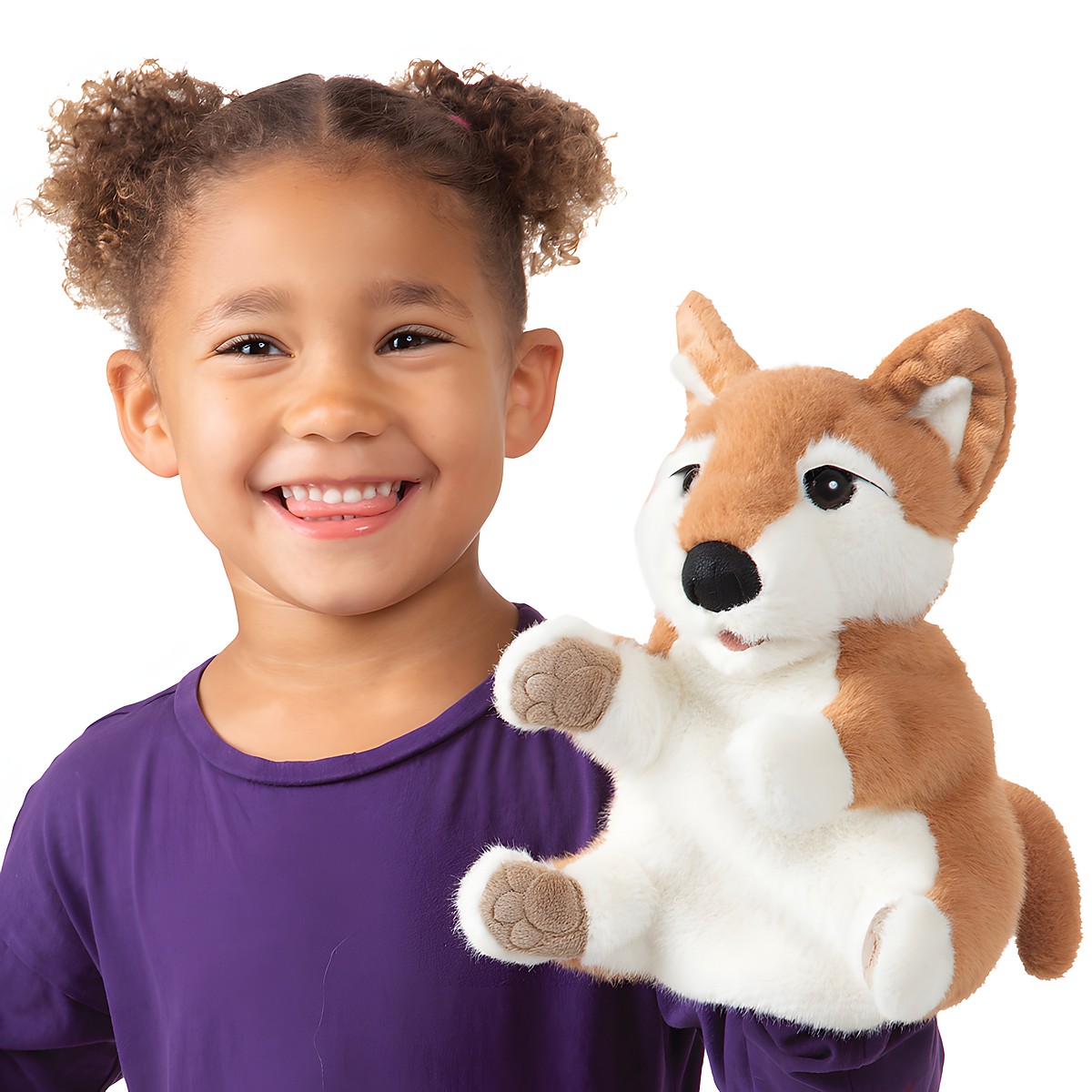 Mädchen hält Folkmanis Handpuppe Shiba Inu mit braun-weißem Fell und detaillierten Pfoten in die Kamera