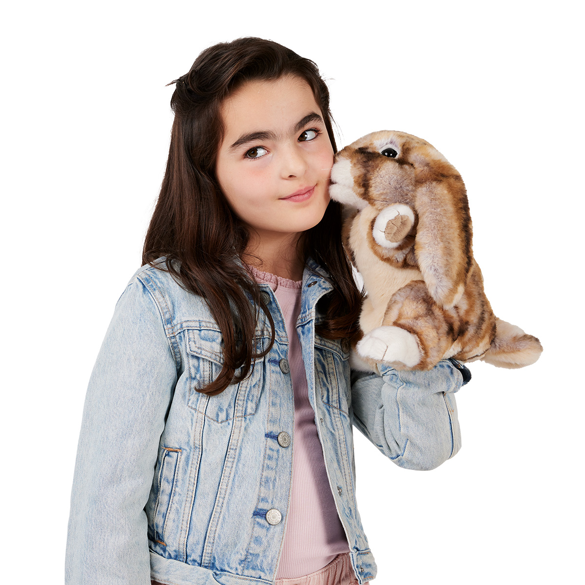 Mädchen hält Folkmanis Handpuppe Widderkaninchen in Braun-Beige auf der Hand, die Puppe berührt ihr Gesicht