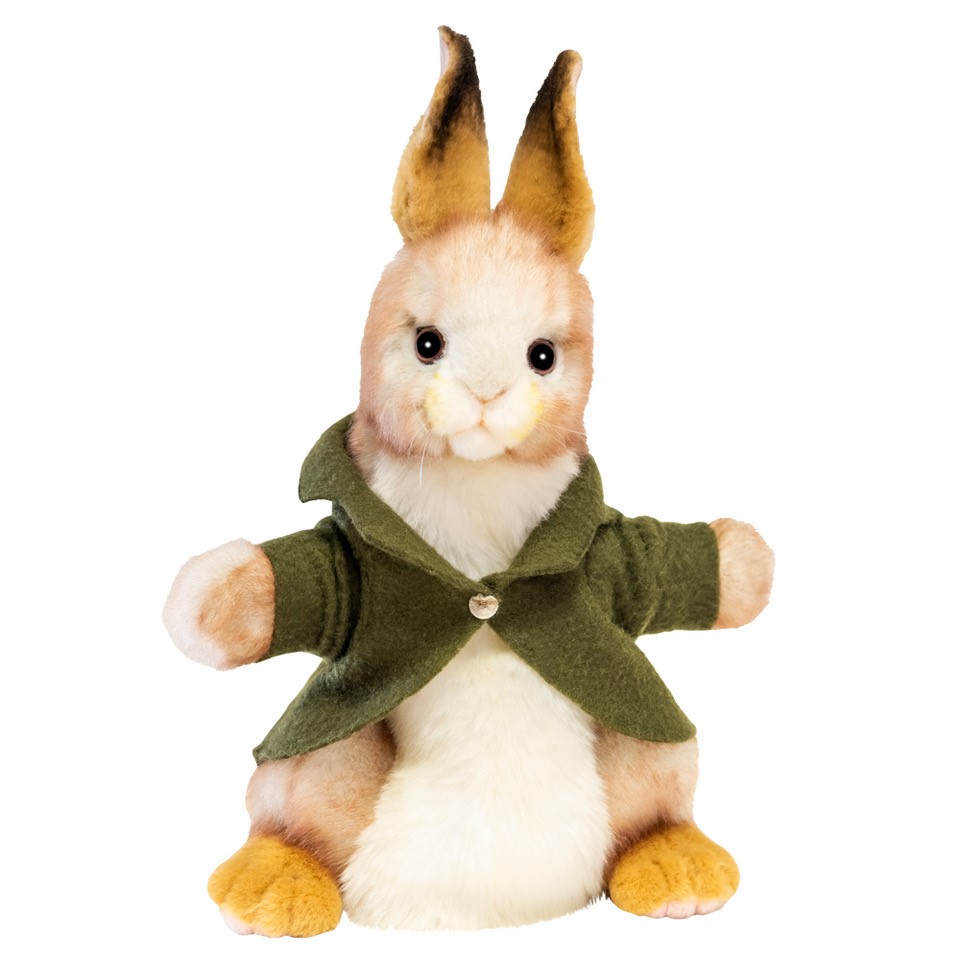 Kaninchen Handpuppe von Hansa Creation in grüner Jacke, mit beige-weißem Fell und aufgestellten Ohren
