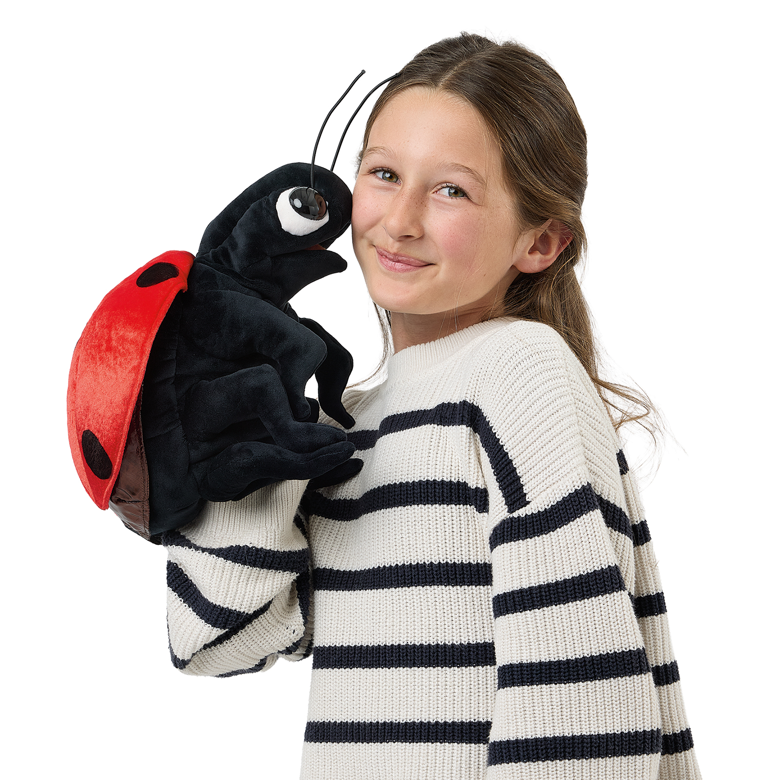 Folkmanis Handpuppe Marienkäfer auf der Schulter eines Mädchens, Nahaufnahme mit geöffneten Mundwerkzeugen und aufgerichteten Fühlern.