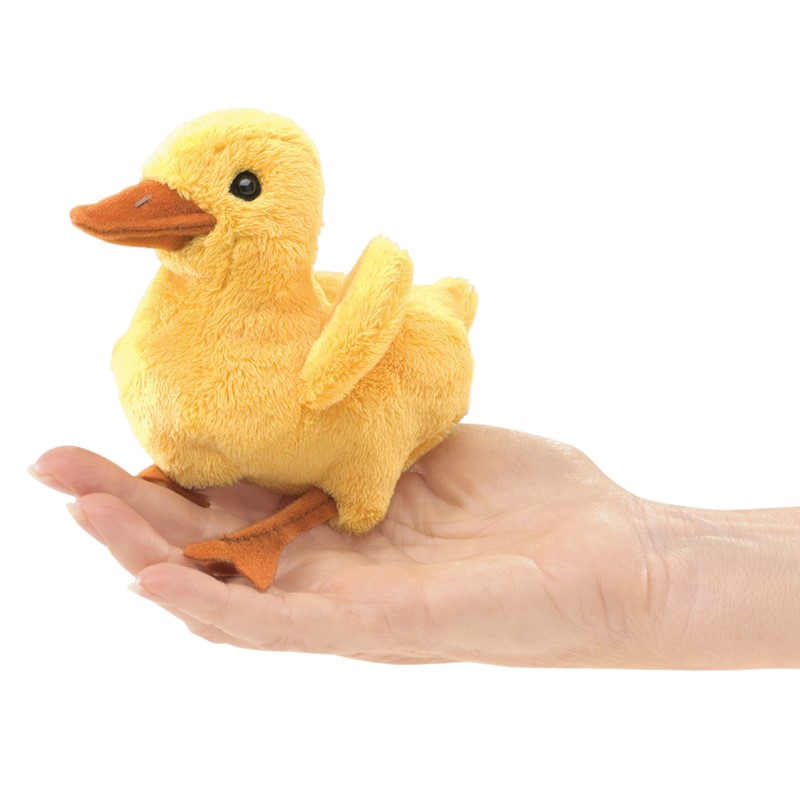 Folkmanis Fingerpuppe mini Entenküken in Gelb mit orangem Schnabel, auf einer flachen Hand sitzend, Seitenansicht