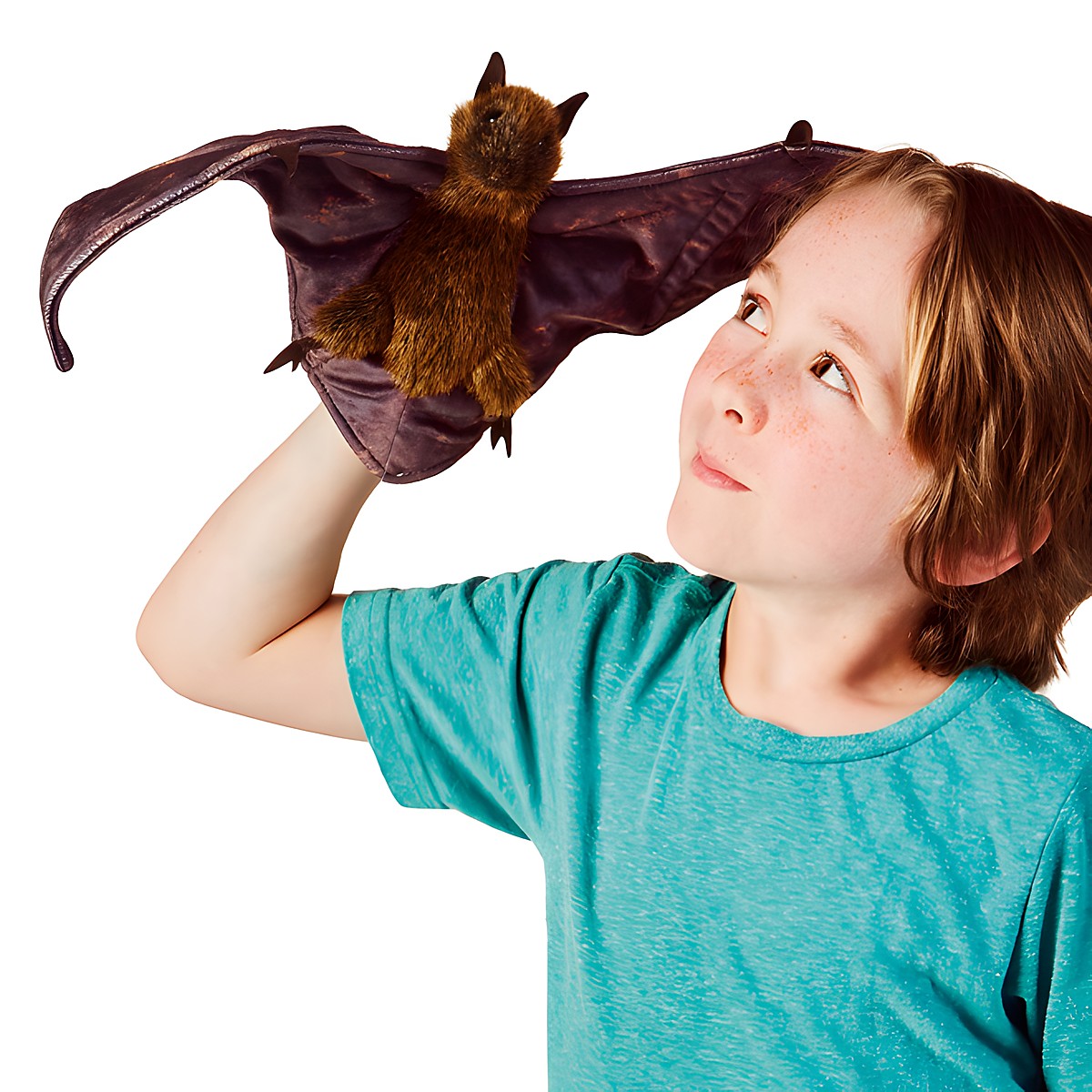 Kind hält Folkmanis Handpuppe Flughund mit ausgebreiteten braunen Lederflügeln und rotbraunem Fell in die Höhe.