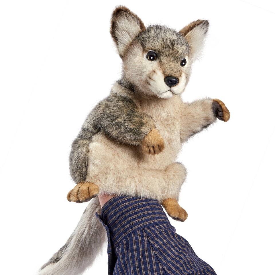Wolf Handpuppe von Hansa Creation mit graubeigem Fell, heller Brust und buschigem Schwanz