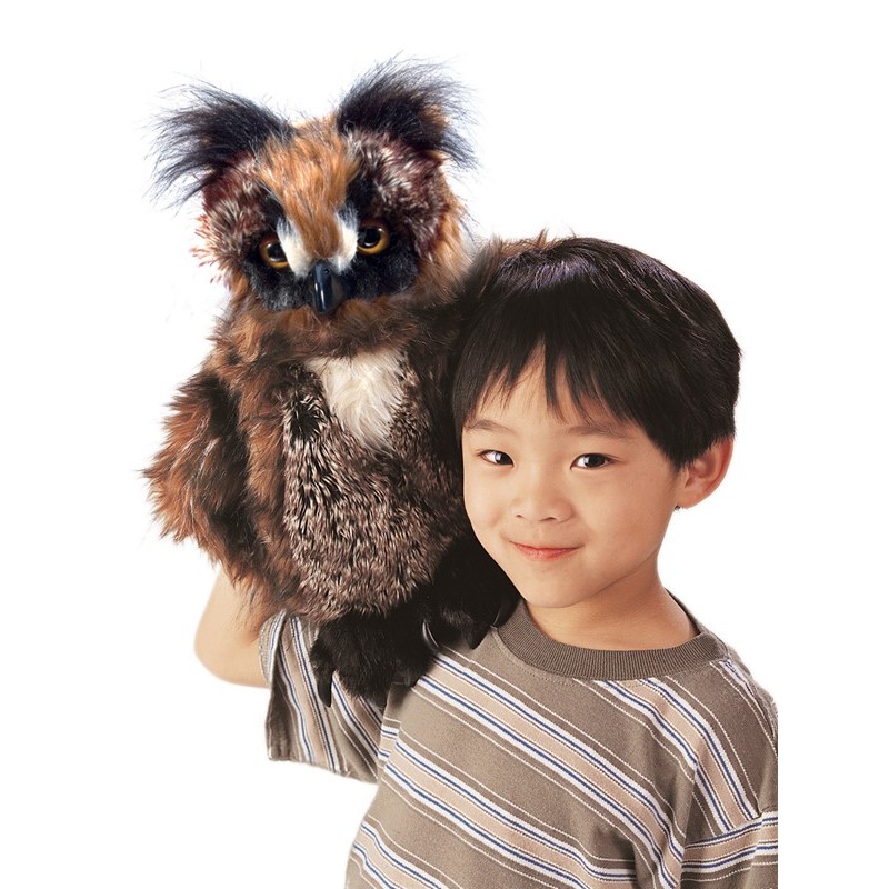 Folkmanis Handpuppe Eule mit braunem Gefieder und gelben Augen, von einem Kind auf der Hand geführt