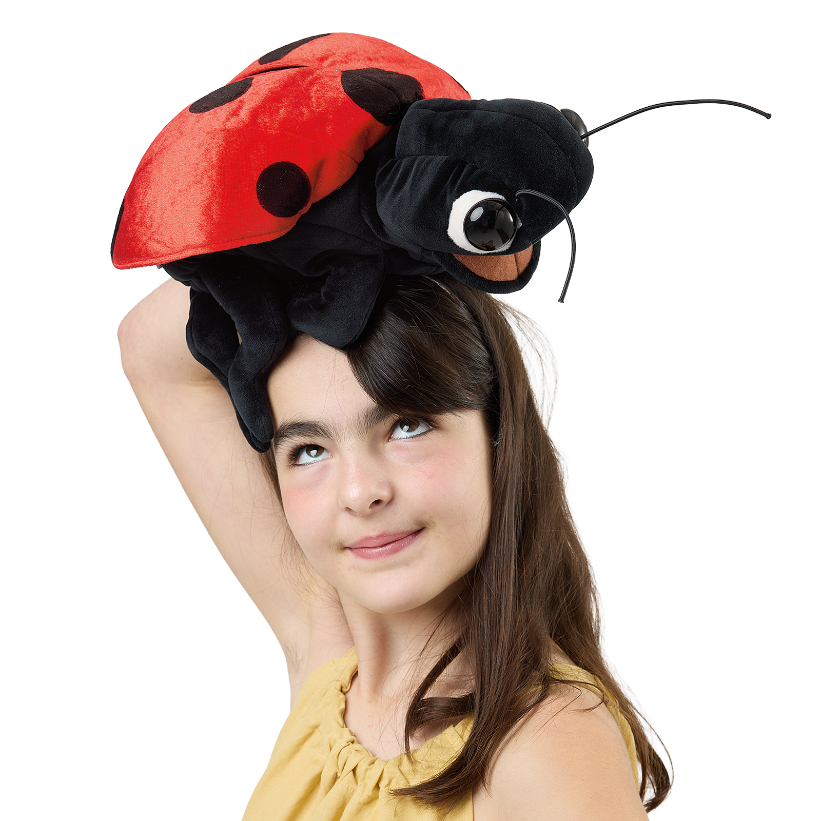 Folkmanis Handpuppe Marienkäfer sitzt wie eine Mütze auf dem Kopf eines Mädchens, die Mundwerkzeuge geöffnet.