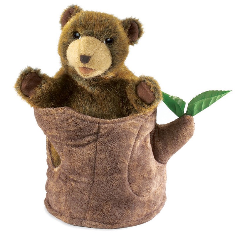 Folkmanis Handpuppe Bär im Baumstumpf: braunmelierter Plüschbär lugt aus einem Baumstumpf mit grünem Blattaustrieb hervor