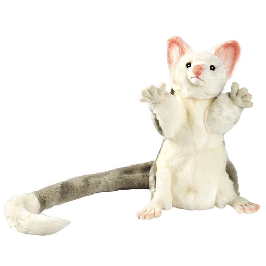 Opossum Handpuppe von Hansa Creation mit weißem Fell, rosa Ohren und langem grauem Greifschwanz