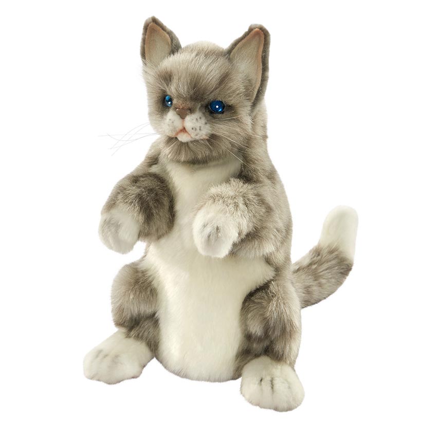 Graue-Katze-Handpuppe von Hansa Creation mit grau-weißem Fell und blauen Augen, aufrecht sitzend