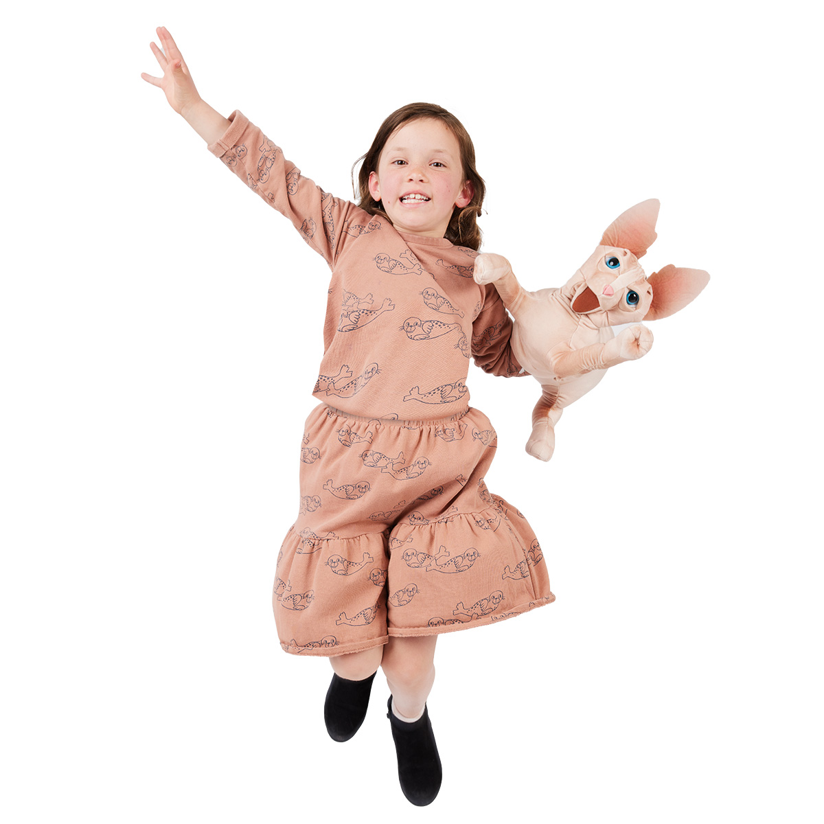 Mädchen springt freudig und hält eine Folkmanis Handpuppe Sphynx Katze mit großen Ohren und blauen Augen in die Höhe.