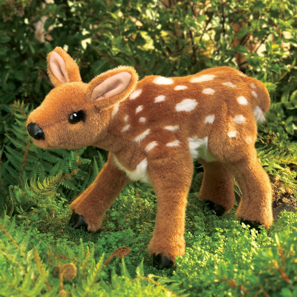 Folkmanis Handpuppe Rehkitz aus braunem Plüsch mit weißen Flecken, stehend auf Waldboden, Seitenansicht