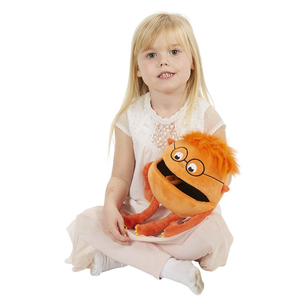 Mädchen hält die The Puppet Company Handpuppe Baby Monster orange auf dem Schoß, Anwendungsbeispiel