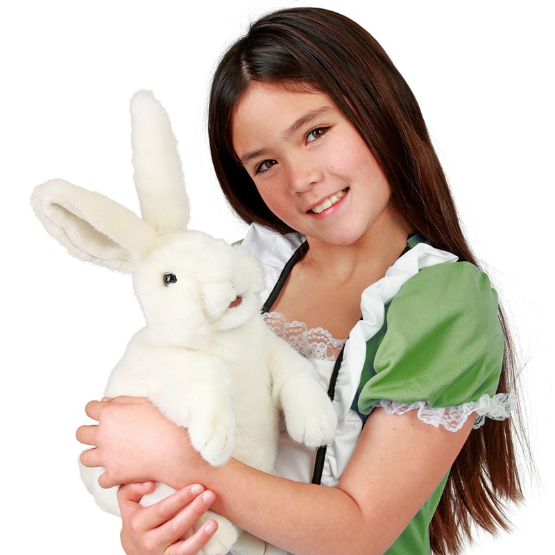 Mädchen hält weiße Folkmanis Handpuppe stehendes Kaninchen mit langen Ohren im Arm