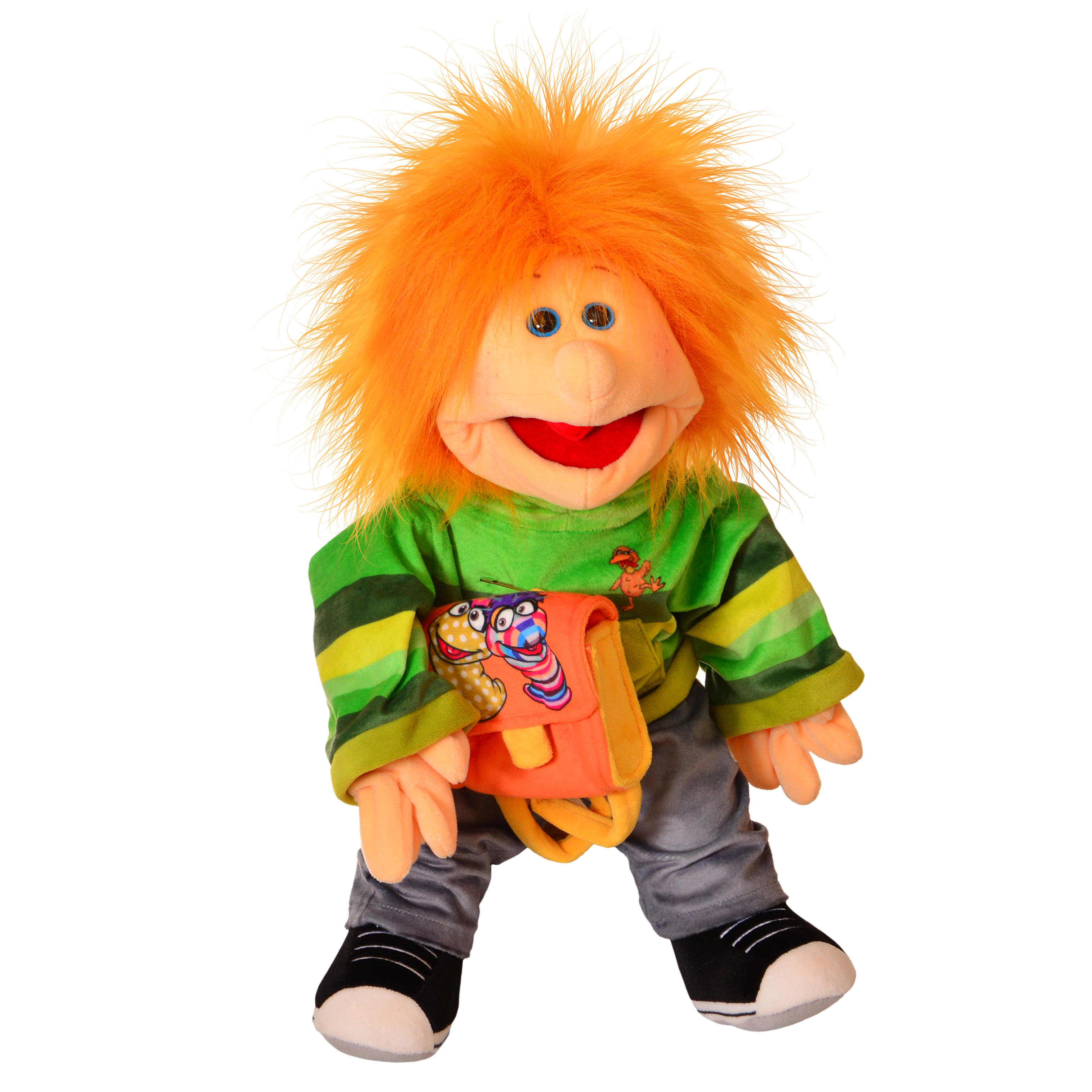 Handpuppe Mattis von Living Puppets, Jungenfigur mit orangefarbenem Struwwelhaar, grün gestreiftem Shirt, orangefarbener Umhängetasche und schwarz-weißen Sneakern von vorn