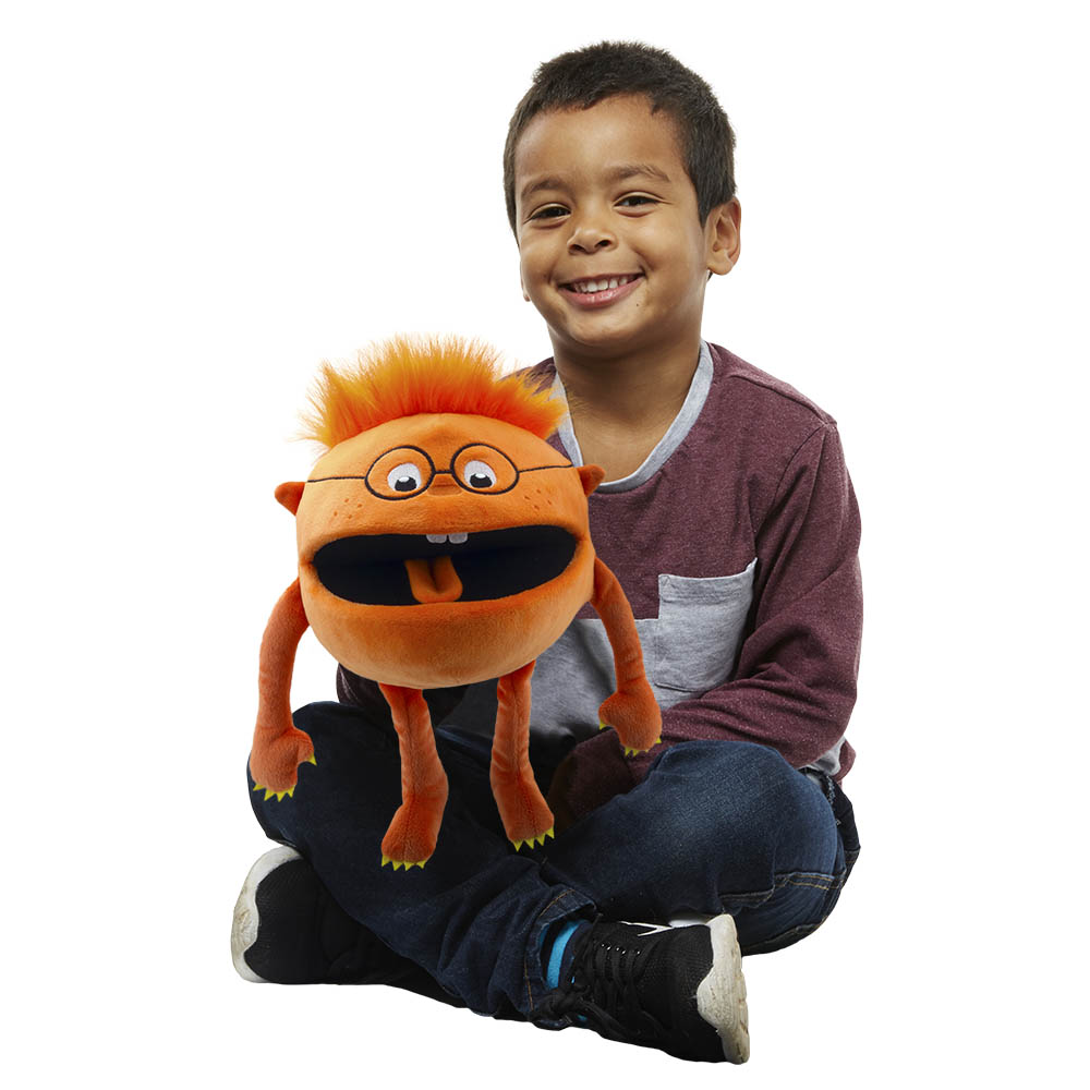 Junge hält die The Puppet Company Handpuppe Baby Monster orange auf dem Schoß, Anwendungsbeispiel