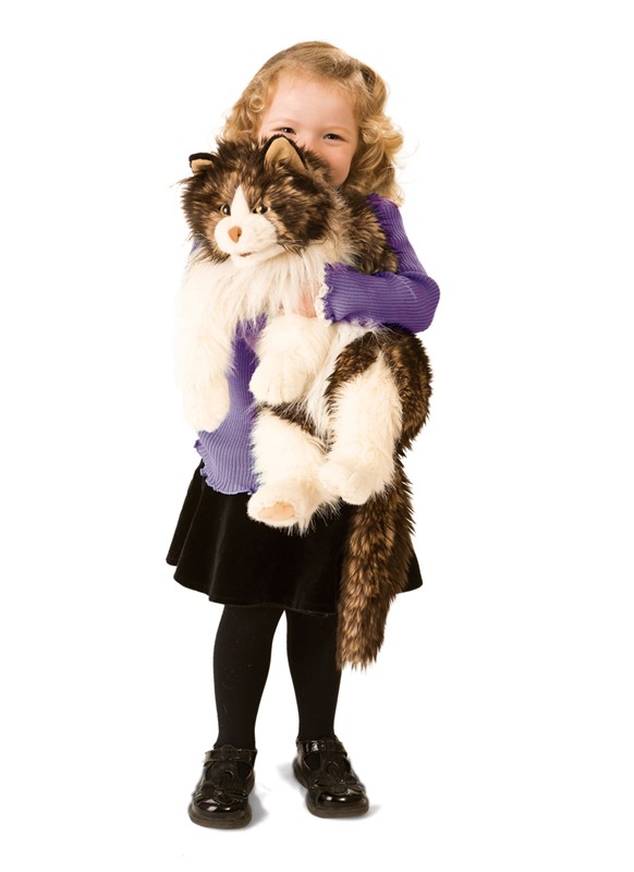 Kleines Mädchen hält große Folkmanis Handpuppe Ragdoll Katze mit braun-weißem Fell in den Armen