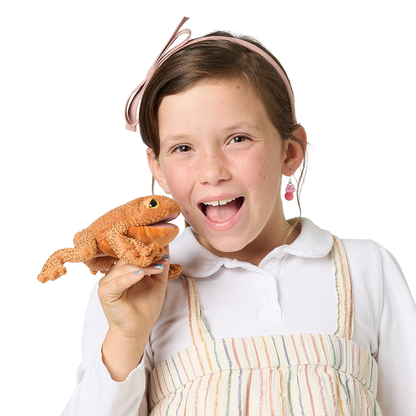 Mädchen hält Folkmanis Fingerpuppe mini Kröte in Orange-Braun mit strukturierter Oberfläche lachend in die Kamera.