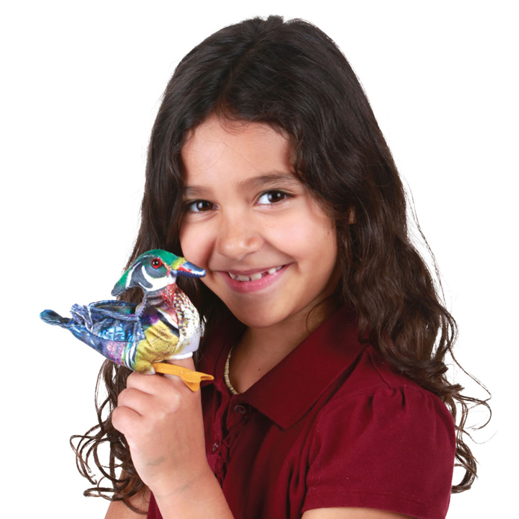 Mädchen hält eine kleine Folkmanis Fingerpuppe Brautente mit grünem Kopf und buntem Gefieder in der Hand.