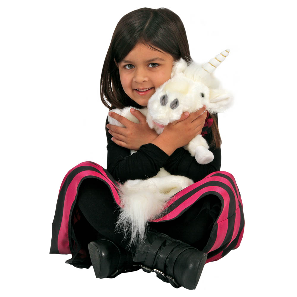 Mädchen umarmt die The Puppet Company Einhorn-Handpuppe, Anwendungsbeispiel