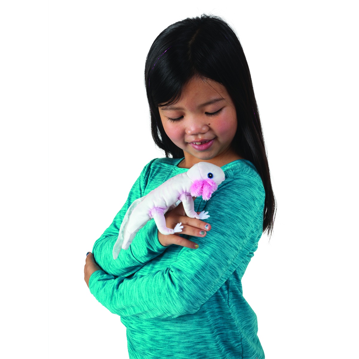 Mädchen hält weiße Folkmanis Fingerpuppe Axolotl mit rosa Kiemenbüschel auf dem Unterarm