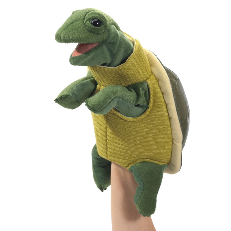 Folkmanis Handpuppe Schildkröte mit gelbem Rollkragen, geöffnetem Maul und grünem Plüschkörper, auf einer Hand geführt
