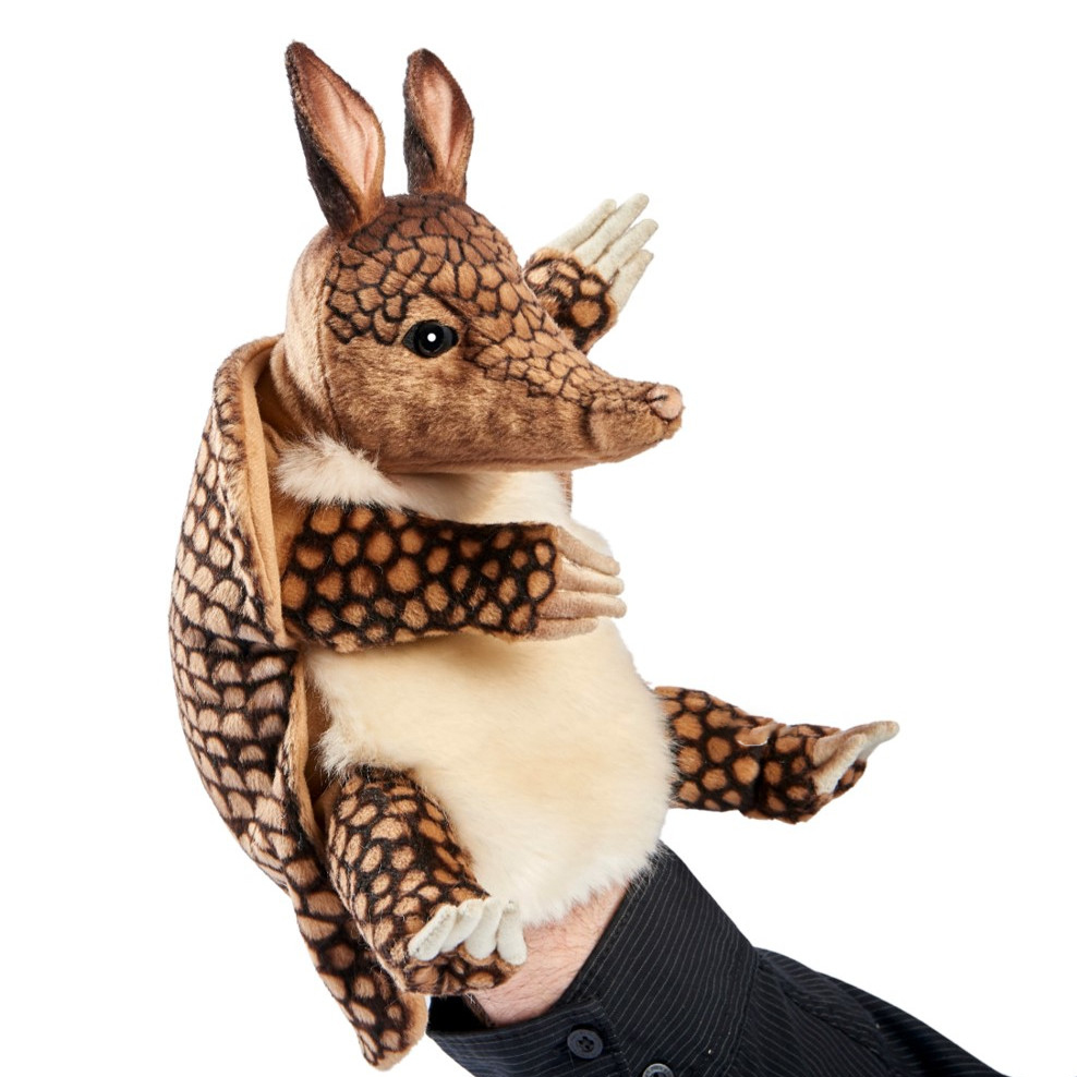 Gürteltier Handpuppe von Hansa Creation mit braun gemustertem Schuppenpanzer, heller Brust und langer Schnauze