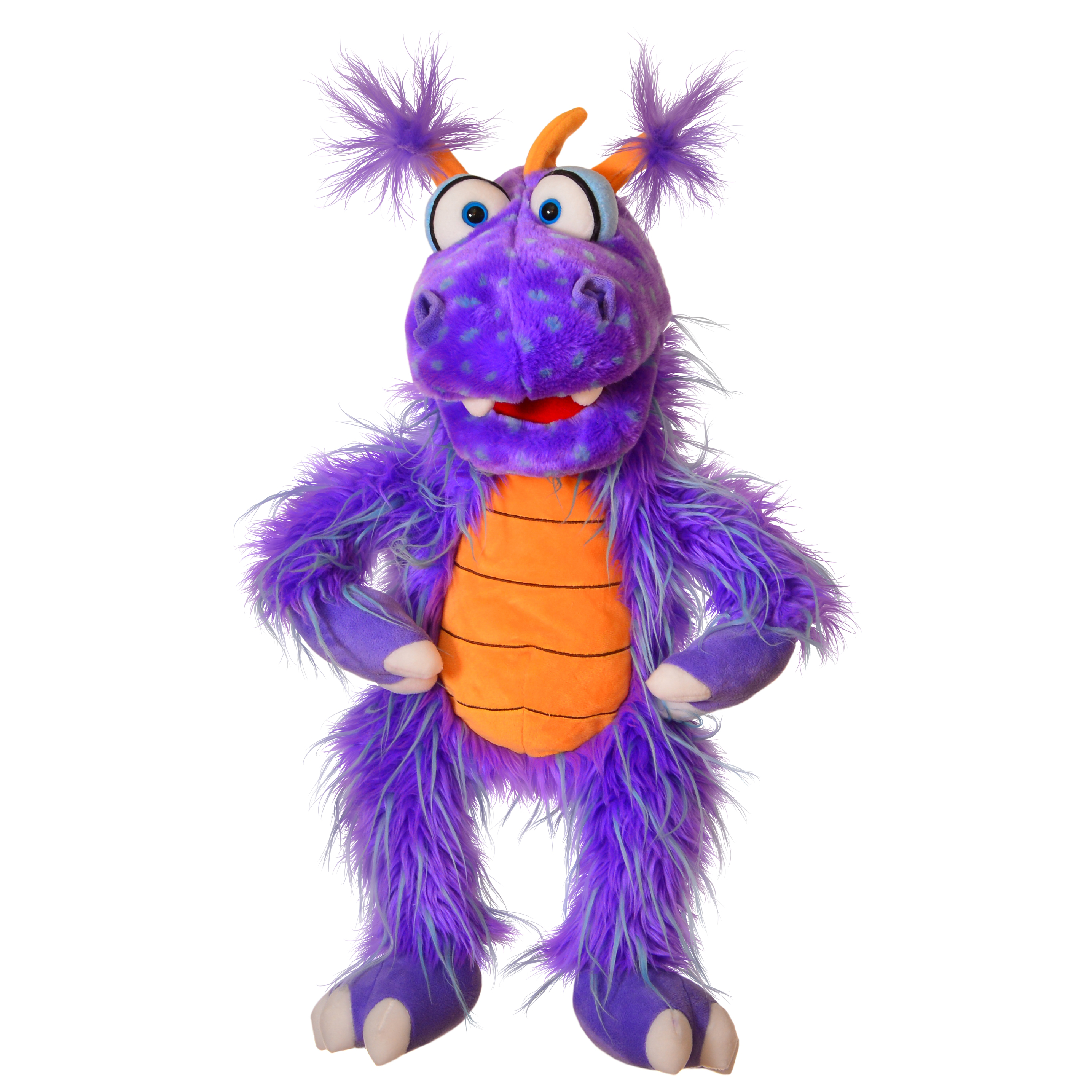 Handpuppe Ratschepü der Drache von Living Puppets stehend von vorn, die Hände in die Hüften gestützt, mit orangefarbenem Bauchschild und langem Zottelfell