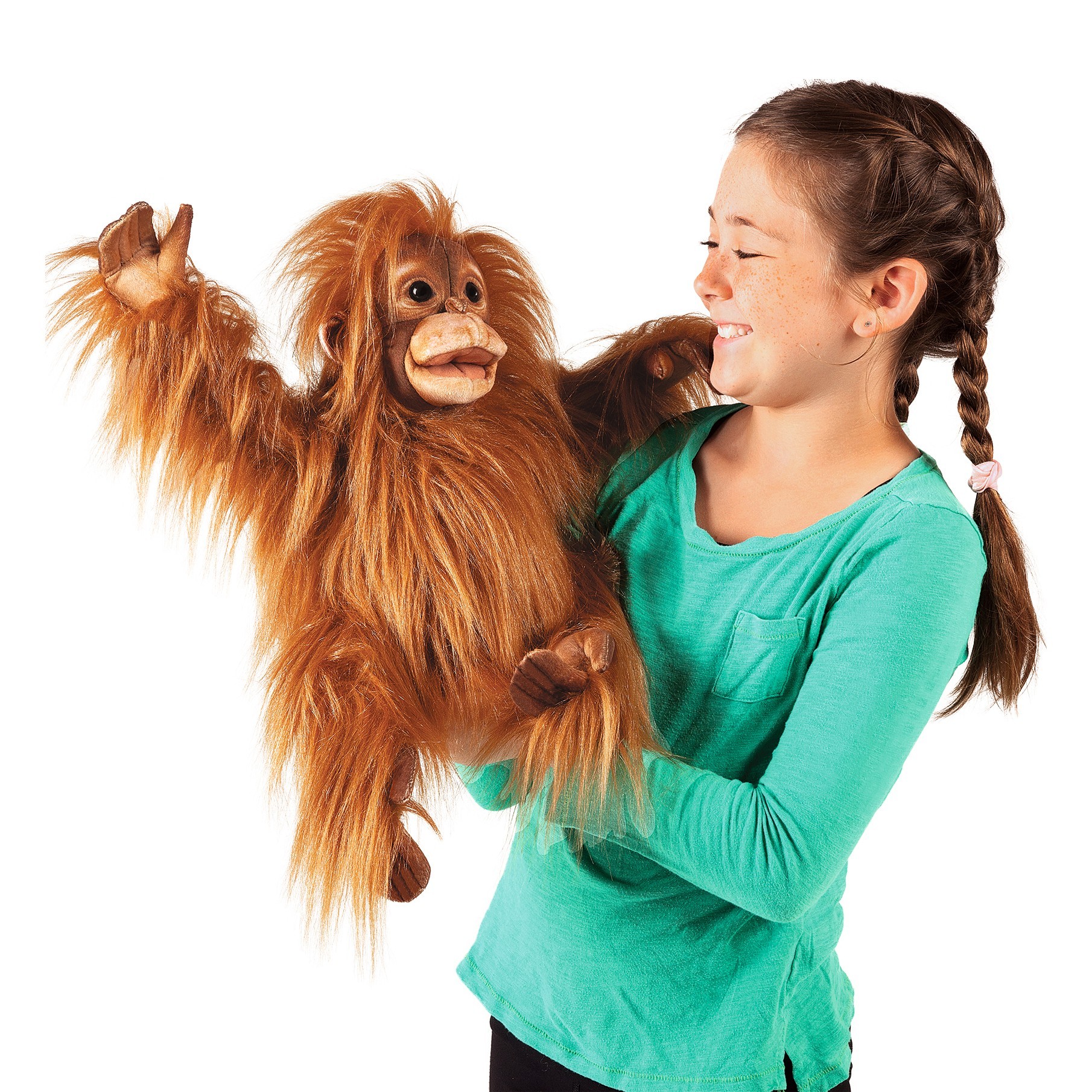 Mädchen führt Folkmanis Handpuppe Baby Orang-Utan mit beweglichem Mund und langen rotbraunen Plüschhaaren, Seitenansicht