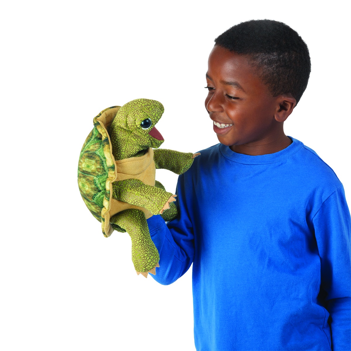 Kind führt Folkmanis Handpuppe stehende Landschildkröte mit grün gemustertem Panzer und beweglichem Maul an der Hand.
