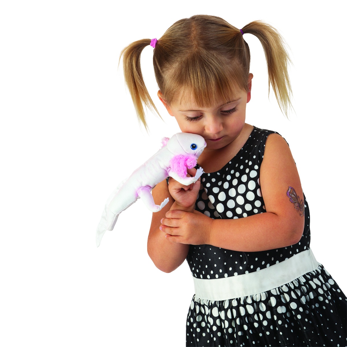 Mädchen hält weiße Folkmanis Fingerpuppe mexikanischer Schwanzlurch mit pinken Kiemen nah ans Gesicht