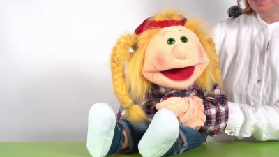 Living Puppets Handpuppe Katie Kickflip Demo