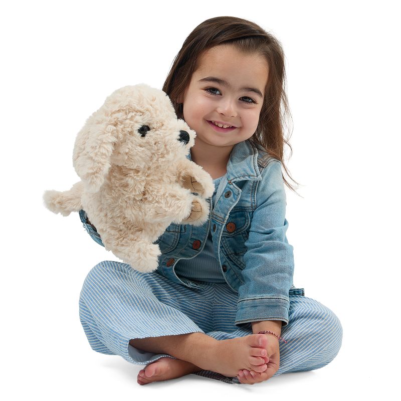 Kleines Mädchen spielt mit der Folkmanis-Handpuppe Welpe