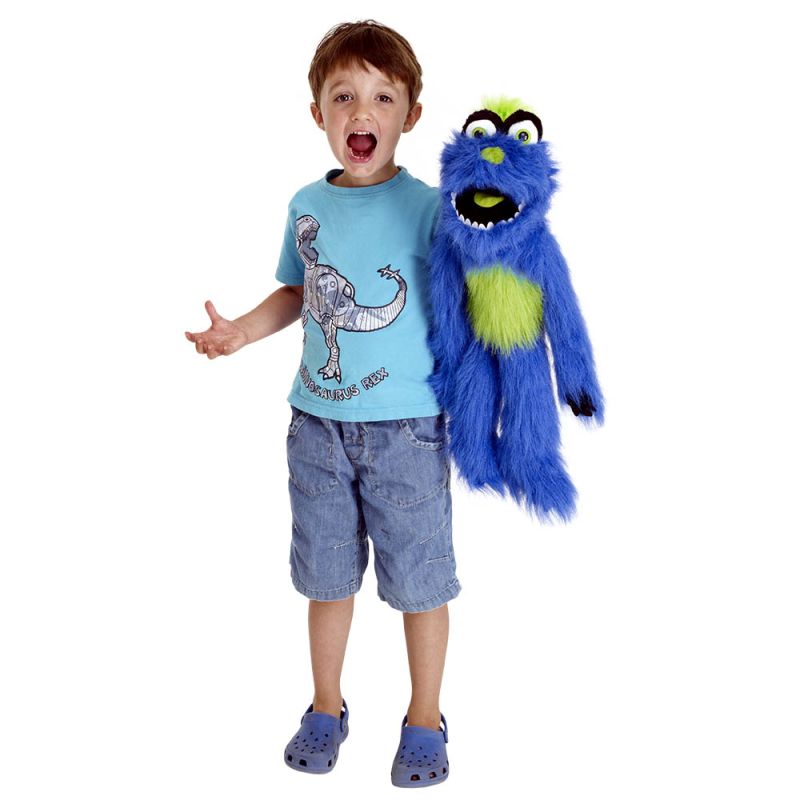Junge mit der blau-grünen Monster-Handpuppe von The Puppet Company