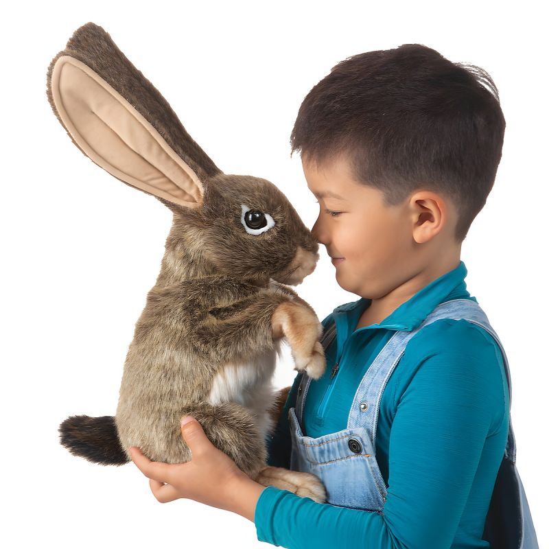 Junge Nase an Nase mit einer Folkmanis-Hasen-Handpuppe